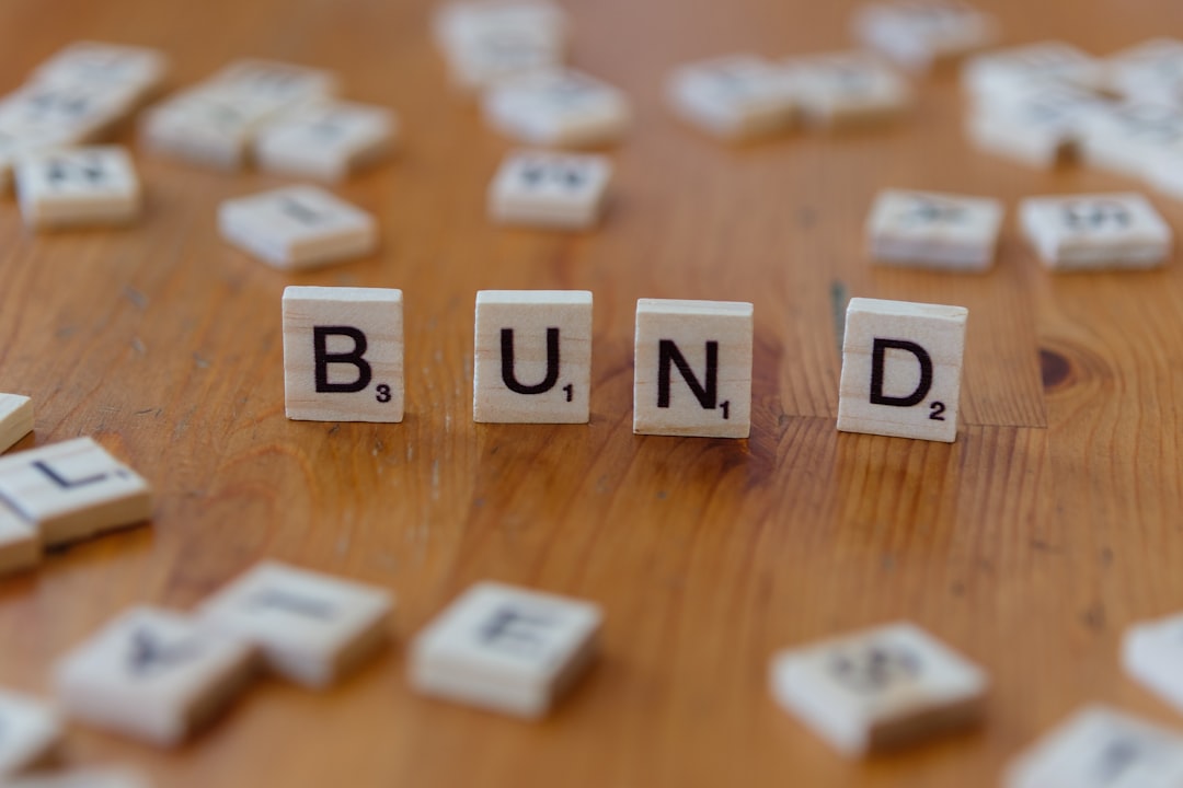 The word "bund" is spelled out in tiles.